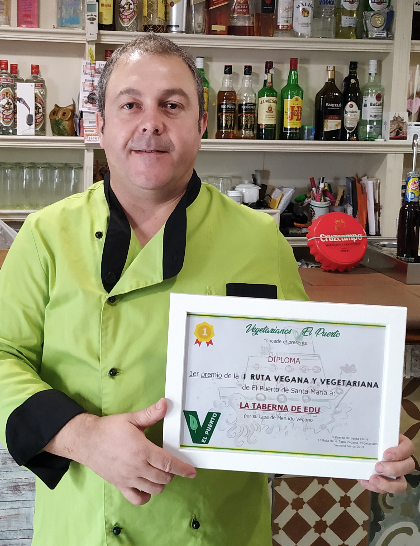 Chef Edu Medina con su diploma de mejor tapa de la I Ruta de la Tapa Vegetariana y Vegana
